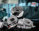 Mechanik w rękawiczkach prezentuje części turbosprężarki p0299. W tle logo Bosch Service.