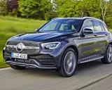 Czarny Mercedes GLC w ruchu. Sprawdź aktualną mercedes glc cena i dostępne wersje.
