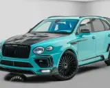 Turkusowy Bentley SUV z czarną maską i felgami, gotowy na podbój dróg.