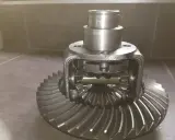 Metalowy dyfer z zębatkami, gotowy do montażu w pojeździe.