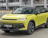 Żółty, nowoczesny SUV z Chin, z charakterystycznym grillem i światłami LED.