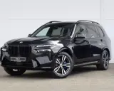 Czarny BMW X7 na tle białej ściany. Sprawdź aktualną bmw x7 cena i dostępne konfiguracje.