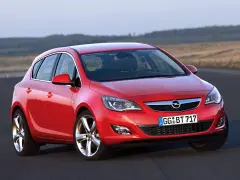 Czerwona Opel Astra 2025 na drodze, gotowa na nowe przygody.