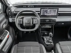 Wnętrze Citroena C3 z ekranem dotykowym i nowoczesną deską rozdzielczą. Sprawdź atrakcyjną citroen c3 cena!