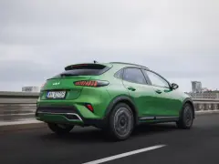 Zielony Kia XCeed na drodze. Sprawdź aktualną kia xceed cena i wybierz swój wymarzony samochód.