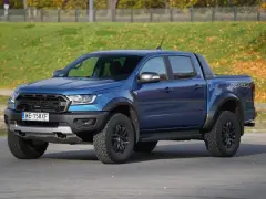 Niebieski Ford Ranger Raptor z czarnymi felgami i napisem "RAPTOR" na pace.