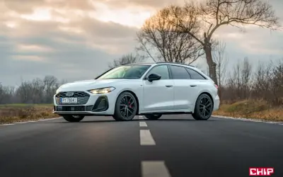 Białe Audi A5 Avant 2025 na drodze, z drzewami w tle.