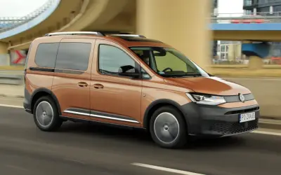 Brązowy Volkswagen Caddy Pan Americana w ruchu drogowym.