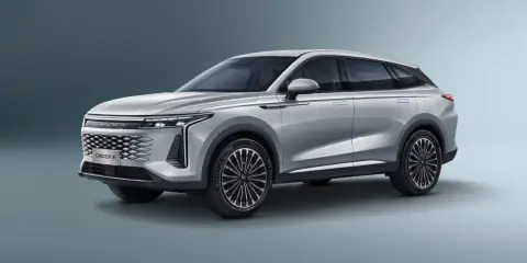 Srebrny OMODA 9 Super Hybrid z futurystycznym grillem i eleganckimi liniami nadwozia.