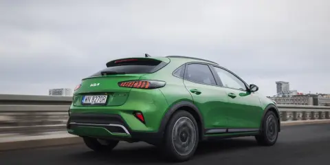 Zielony Kia XCeed na drodze. Sprawdź aktualną kia xceed cena i wybierz swój wymarzony samochód.