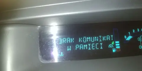 Wyświetlacz Renault pokazuje "BRAK KOMUNIKAT W PAMIĘCI", być może związany z błędem DTC P1525.