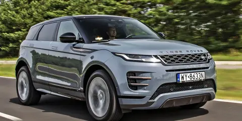 Szary Range Rover Evoque jedzie po drodze. Sprawdź aktualną range rover cena.