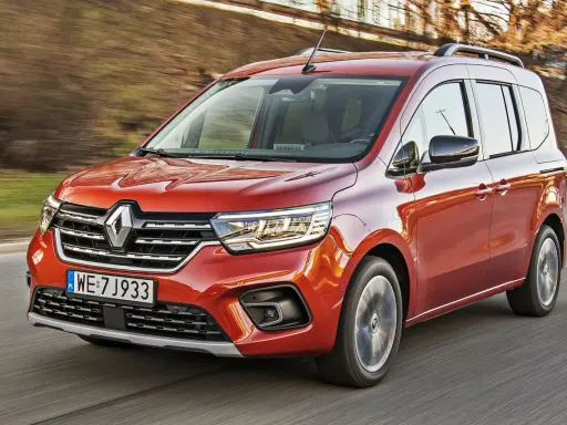 Pomarańczowy Renault Kangoo 1.5 dCi w ruchu, z widocznymi światłami LED i polskimi tablicami rejestracyjnymi WE 7J933.