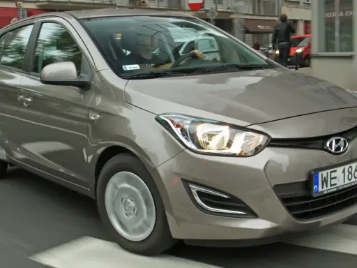 Brązowy Hyundai i20 na drodze. Sprawdź aktualną hyundai i20 cena i wybierz swój nowy samochód.