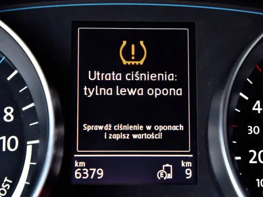 Kontrolka TPMS co to? Utrata ciśnienia w tylnej lewej oponie. Sprawdź ciśnienie w oponach i zapisz wartości!