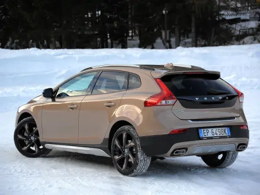 Brązowe Volvo V40 D3 Cross Country na śniegu, gotowe na zimową podróż.