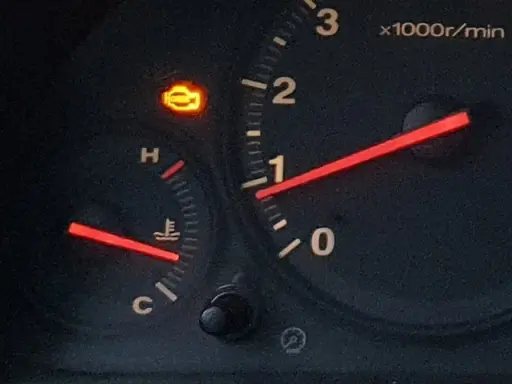 Check engine: Miga czy świeci? Co robić, by uniknąć paniki?