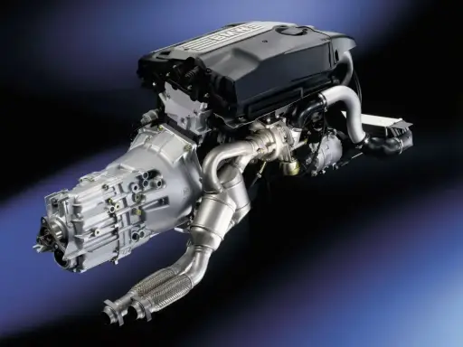 Silnik BMW M57 z turbosprężarką i skrzynią biegów, gotowy do montażu.