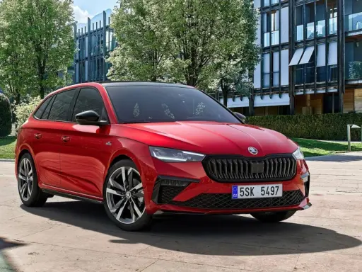 Czerwona Skoda Scala na tle nowoczesnego budynku. Sprawdź atrakcyjną skoda scala cena i wybierz swój wymarzony samochód.