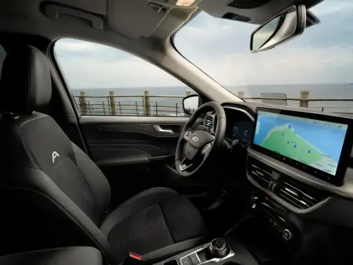 Wnętrze Ford Kuga z nawigacją na ekranie. Sprawdź atrakcyjną ford kuga cena i wybierz się na wakacje nad morze.