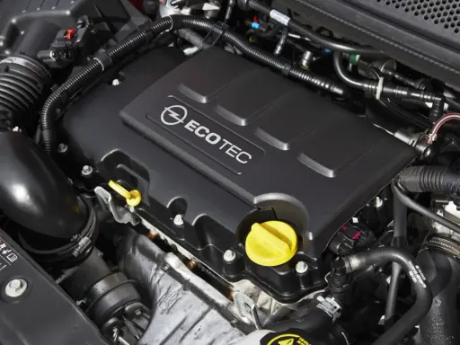 Silnik ECOTEC 1.4 Turbo w Oplu Mokka. Widoczne przewody, osłony i żółte korki.