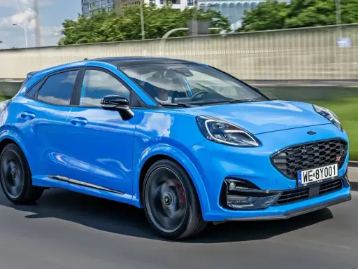 Niebieski Ford Puma ST w ruchu. Sprawdź atrakcyjną ford puma cena i wybierz swój wymarzony model.