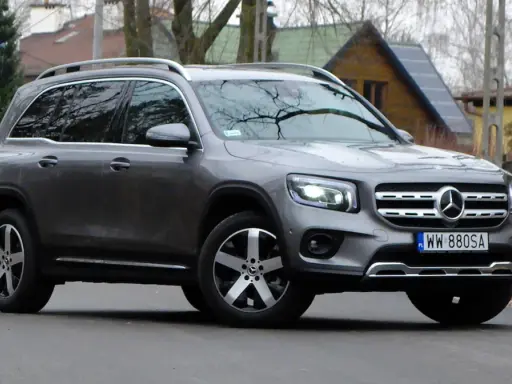 Szary Mercedes GLB 200 z polskimi tablicami rejestracyjnymi WW 880SA zaparkowany na drodze.