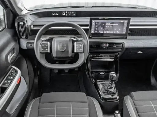 Wnętrze Citroena C3 z ekranem dotykowym i nowoczesną deską rozdzielczą. Sprawdź atrakcyjną citroen c3 cena!