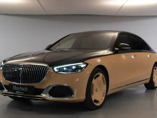 Elegancki Maybach w dwukolorowym malowaniu, z chromowanym grillem i felgami. Poznaj jego wyjątkową maybach cena.
