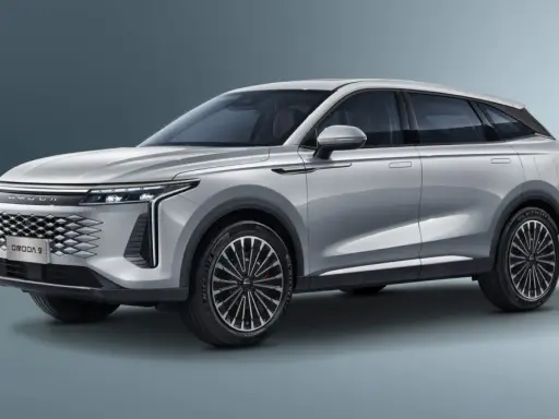 Srebrny OMODA 9 Super Hybrid z futurystycznym grillem i eleganckimi liniami nadwozia.
