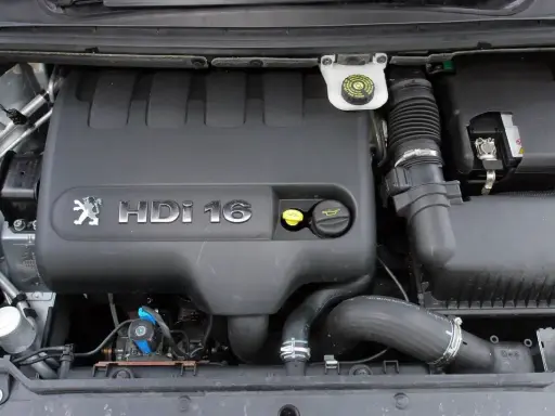 Silnik 2.0 HDi w Peugeot 307. Widoczna pokrywa silnika z logo Peugeot i oznaczeniem HDi 16V.
