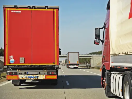 Jak dojechać ciężarówką? Uniknij mandatów! Poradnik eksperta.
