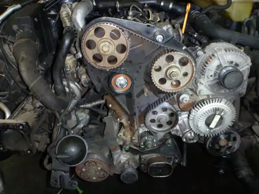 Silnik 1.9 TDI w trakcie wymiany rozrządu. Zastanawiasz się nad wymiana rozrządu 1.9 tdi koszt? To kluczowy element dla żywotności silnika.
