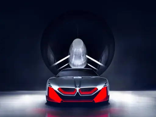 Przyszłościowy koncept BMW M9 w tunelu aerodynamicznym, z agresywnym przodem i czerwonymi akcentami.