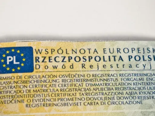 Fragment dowodu rejestracyjnego z napisem "Dowód Rejestracyjny" i symbolem PL. Numer VIN w dowodzie jest kluczowy.