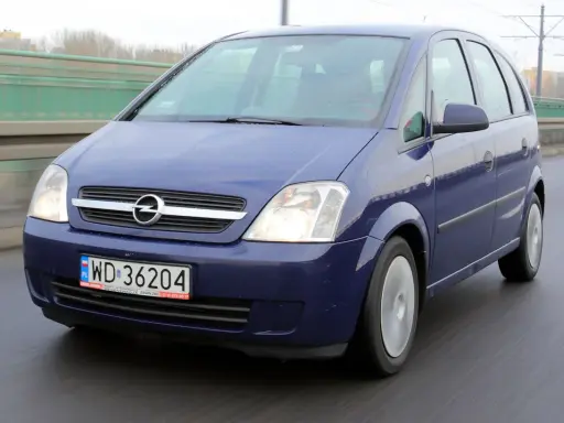 Niebieski Opel Meriva 1.7 CDTI jedzie po moście.