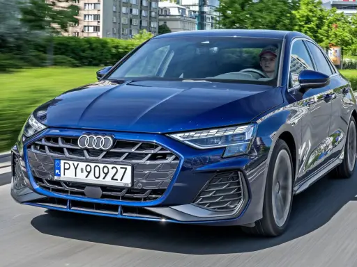 Niebieskie Audi A3 w ruchu miejskim. Sprawdź atrakcyjną audi a3 cena i wybierz swój wymarzony model.