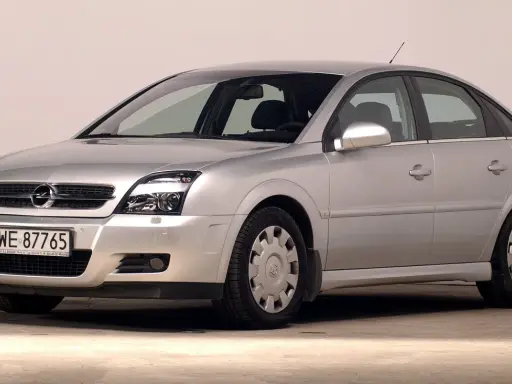 Srebrny Opel Vectra C GTS z polskimi tablicami WE 87765, zaparkowany na betonowym podłożu.