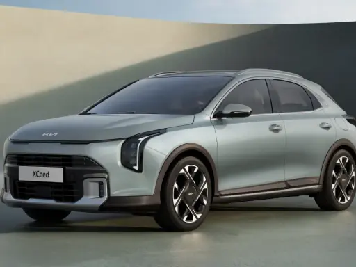 Nowy Kia Xceed 2023 w kolorze miętowym prezentuje się nowocześnie z charakterystycznymi światłami LED i stylowymi felgami.