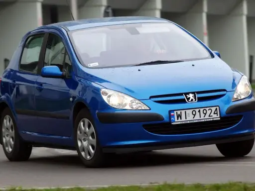 Niebieski Peugeot 307 1.6 benzyna w ruchu miejskim.