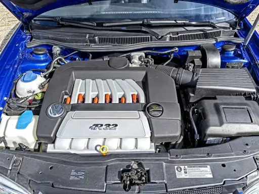 Silnik VR6 R32 w niebieskim aucie.