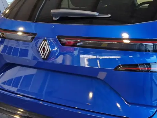 Błękitny tył Renault Austral z charakterystycznym logo i nowoczesnymi światłami.