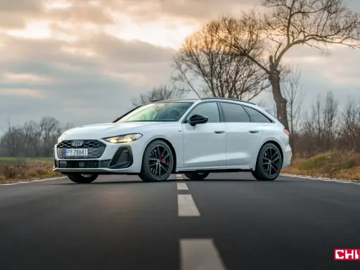 Białe Audi A5 Avant 2025 na drodze, z drzewami w tle.