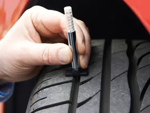 Bieżnik w nowej oponie: 1.6 mm to za mało? Sprawdź, kiedy wymienić!