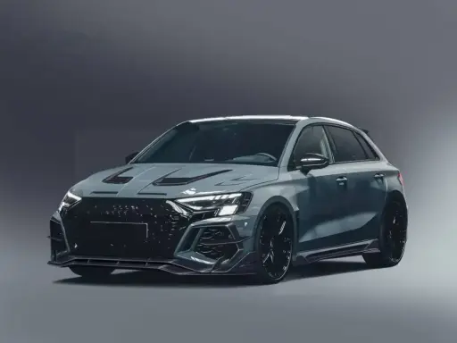 Agresywny Audi RS3 w szarym kolorze, z masywnym grillem i sportowymi dodatkami. Sprawdź, jaka jest audi rs3 cena i czy warto zainwestować w ten samochód.