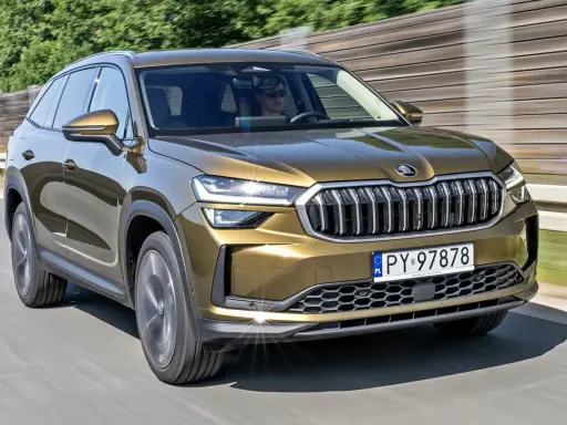 Złoty Skoda Kodiaq w ruchu drogowym. Sprawdź aktualną skoda kodiaq cena i dostępne konfiguracje.