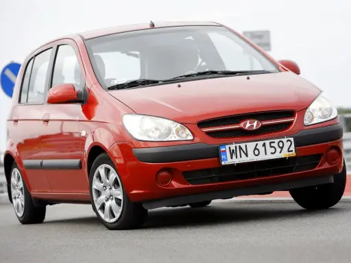 Czerwony Hyundai Getz 1.1 z polskimi tablicami WN 61592 na drodze.