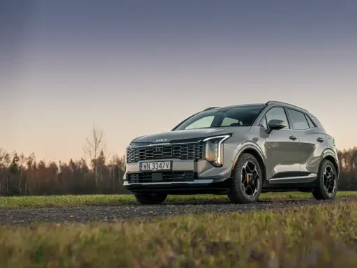 Nowy Kia Sportage 2026 na tle jesiennego krajobrazu. Elegancki SUV gotowy na przygodę.