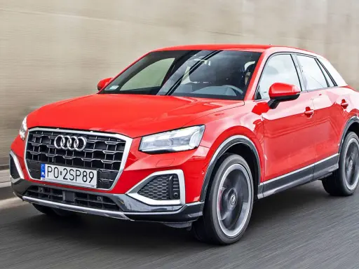 Czerwone Audi Q2 w ruchu drogowym. Sprawdź aktualną audi q2 cena i wybierz swój wymarzony model.