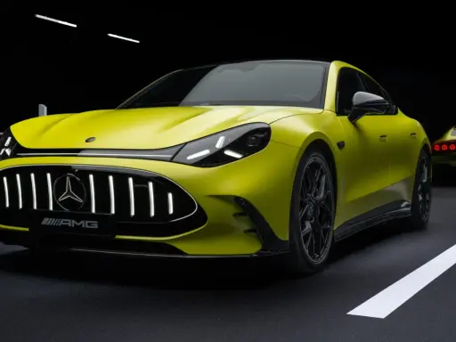 Jaskrawożółty Mercedes-AMG GT 63 z czarnym dachem i felgami, na ciemnym tle z białymi pasami drogowymi.